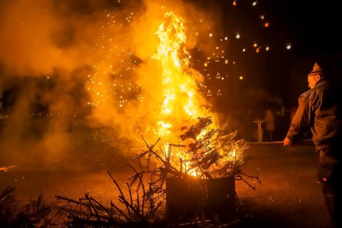 Christmas tree burning on the Kleinnauendorf fairground. The local history association G-Haus