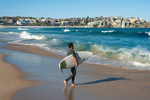 21.09.2018, Sydney, New South Wales, Australia, A surfer walks with his surfboard under his arm