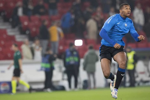 Football match, Isak HIEN Atalanta Bergamo jumps in the air looking upwards during the pre-match