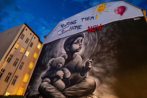 Germany, Berlin, 15.06.2024, Graffiti by Israeli artist Benzi Brofman: Bring them Home now, Gable