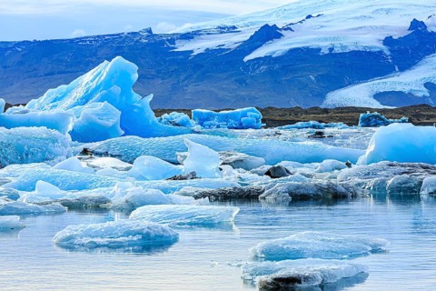 Jökulsarlon glacier lagoon, icebergs with glacier, Vatnajökull National Park, Hornafjörður, South