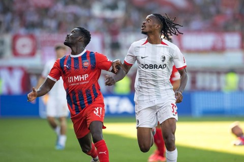 Football match, Sinlord CONTEH 1. FC Heidenheim left and Jordy MAKENGO SC Freiburg follow the ball