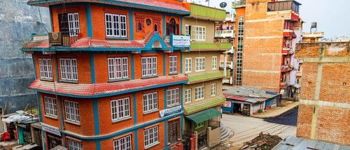 Kathmandu Nepal 21. Mai 2018 Colorful dirty and dusty street and construction area in Sinamangal,
