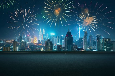 Asphalt leere Straßenseite mit Stadt Skyline und Feuerwerk Himmel Hintergrund . Nachtszene mit