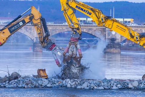 After the partial collapse of the Carola Bridge, demolition work continues on a dam built directly