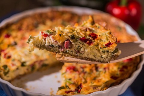 Quiche with peppers, tomatoes and courgettes