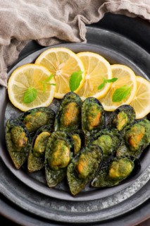 Seafood mussels with lemon, parsley and garlic