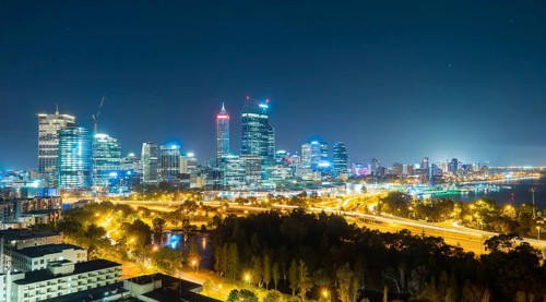 Skyline von Perth vom Kings Park mit Blick auf den John Oldany Park in der Nacht