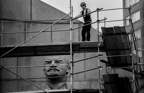 Germany, Berlin, 23 October 1991, Demolition of the Lenin monument on Leninplatz in Berlin