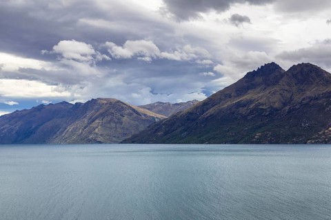 An image of the lake Wakatipu in south New Zealand
