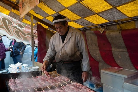 24.12.2017, Kyoto, Japan, Asia, A man prepares freshly roasted yakitori beef skewers at a stall in