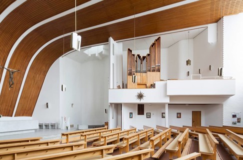Wolfsburg, Heilig-Geist-Kirche, interior with organ loft