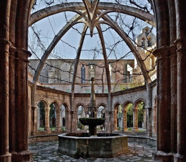 Valmagne near Montpellier, abbey, cloister, well house with reconstructed vault ribs, behind it