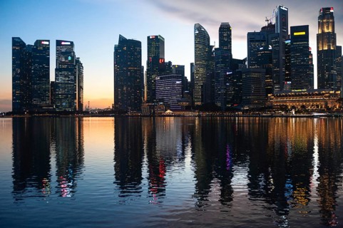 02.12.2020, Singapore, Republic of Singapore, Asia, View over Marina Bay to the illuminated