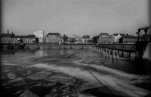 Germany, Berlin, 03.02.1991, View over the Spree (frozen) to the eastern harbour