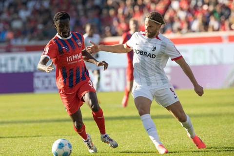 Football match, Sinlord CONTEH 1. FC Heidenheim left on the ball in a duel with Lucas HÖLER SC