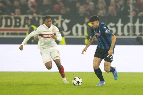 Football match, Matteo RUGGERI Atalanta Bergamo right on the ball in a duel with Jarzinho MALANGA