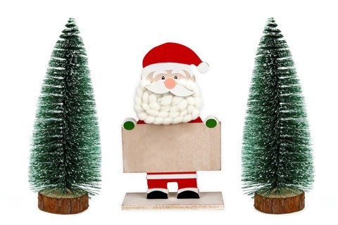 Dekorative hölzerne Santa Clause halten ein leeres Brett mit Spielzeug Bäume auf weißem Hintergrund