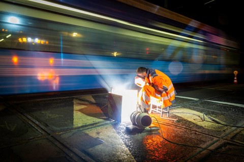 Worn tram tracks are made fit for traffic using construction welding. In order not to disrupt