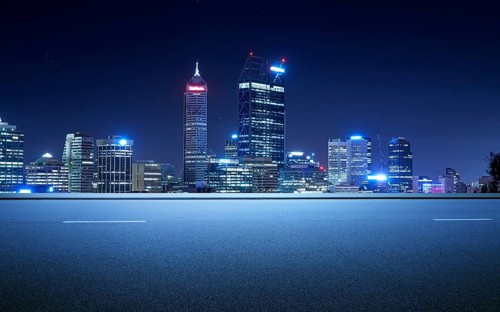 Nebenansicht Asphaltstraße auf Snight Szene in der Nähe der modernen Stadt