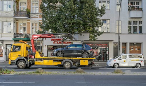 BVG tows away parking offenders in the bus lane, main street, Schöneberg, Tempelhof-Schöneberg,