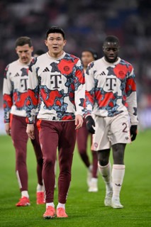 Warm-up Training Min-jae Kim FC Bayern Munich FCB (03) Leon Goretzka FC Bayern Munich FCB (08)