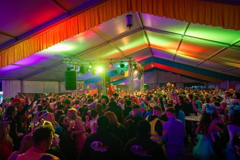 Lively concert with colourful lighting in a fully occupied tent, carnival, Schlagerkuchen Donzdorf,