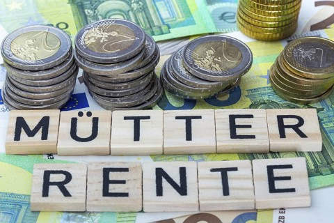Mothers' pension Symbolic image: letter blocks on euro banknotes show the word MÜTTERRENTE