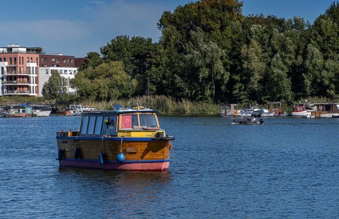 Houseboats and homeless shelters on the water in Rummelsburger Bucht, Berlin-Lichtenberg, Berlin,