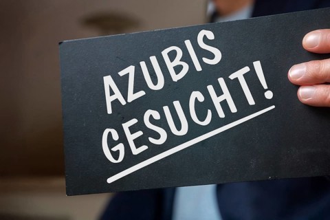 Trainees wanted: A man holds a sign with the words AZUBIS gesucht (symbolic image)