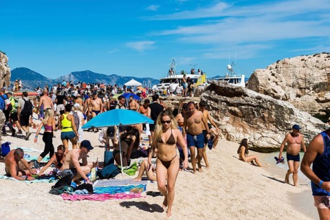 Crowds on the beach, Cala mariolu, Gulf of Orosei National Park, Parco Nazionale del Gennargentu e
