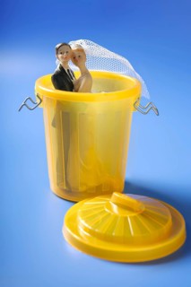 Wedding figurione on the yellow trash, divorce metaphor