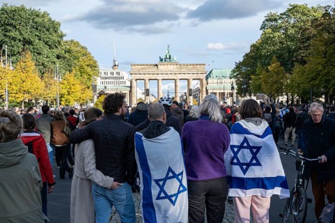 22.10.2023, Berlin, Germany, Europe, Several thousand participants express their solidarity and