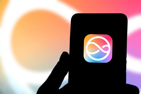 Apple siri logo is displayed on smartphone.
