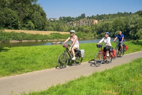 Cyclist, cycle tour along the Lahn near Fachingen, Rhineland-Palatinate, Germany