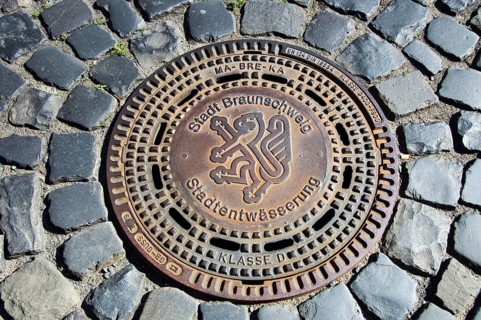 Manhole cover with coat of arms of Braunschweig, Braunschweig, Lower Saxony, Germany, municipal