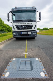 Charging electric vehicles without cables at the Fraunhofer IVI. A new automatic charging system