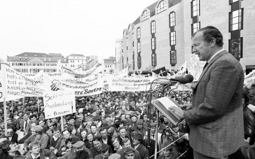 25, 000 farmers protest on the Bonn market square, 27.03.1981.Constantin Frh. von Heereman, Germany