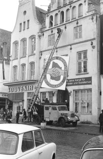 13.04.1971, Rostock, Rostock district, hanging a poster in the shape of the SED party badge,