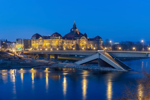 After the partial collapse of the Carola Bridge, a dam was built for the demolition work on the