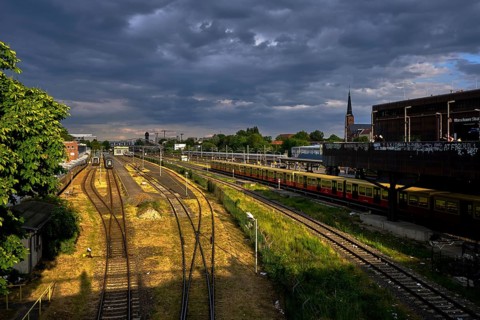 Germany, Berlin, 26.05.2025, Warschauer Straße S-Bahn station, view over the Modersohn Bridge to