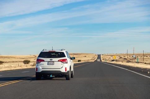 A picture of a white KIA Sorento GDI driving in Arizona