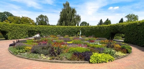 Lindenrund flower roundabout in Grugapark Essen, containing a bronze sculpture of a female javelin
