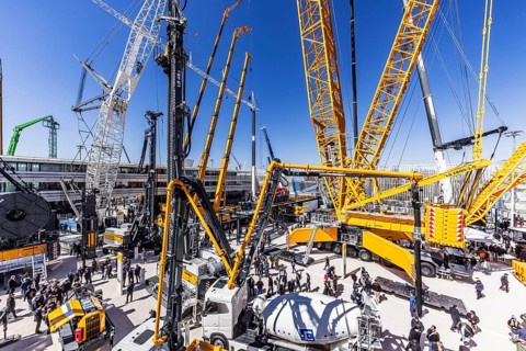 LG 1800-1.0 lattice boom crane with a maximum lifting height of 204 metres for wind turbines. BAUMA