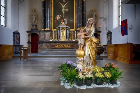 Innenaufnahme, Statue Maria und Jesus, Chorraum, Altar der 2025 renovierten Pfarrkirche St.