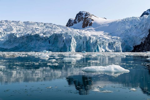 Glacier tongue, ice in front of a break-off edge, mountain peak, sea, Fugelfjorden, Spitsbergen,