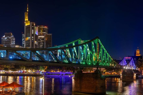 Frankfurt sets an example: The Eiserner Steg will shine in rainbow colours for Christopher Street