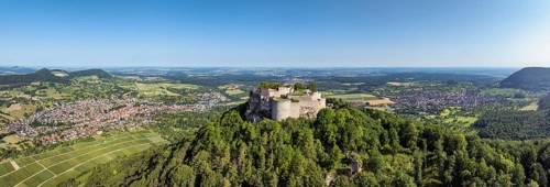 Luftbild, Panorama von der hochmittelalterlichen Burgruine, Höhenburg Hohenneuffen am Albtrauf,