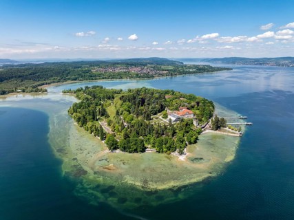 Die Insel Mainau im Bodensee mit dem Schiffanleger und dem barocken Schloss Mainau, erbaut zwischen