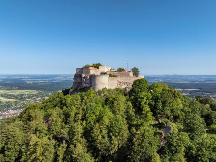 Luftbild von der hochmittelalterlichen Burgruine, Höhenburg Hohenneuffen am Albtrauf, Neuffen,
